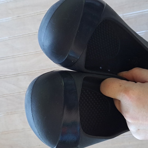 Crocs Woman’s Black Ballet Flats Lightweight Slip On Patent Strip Causal - Picture 5 of 9